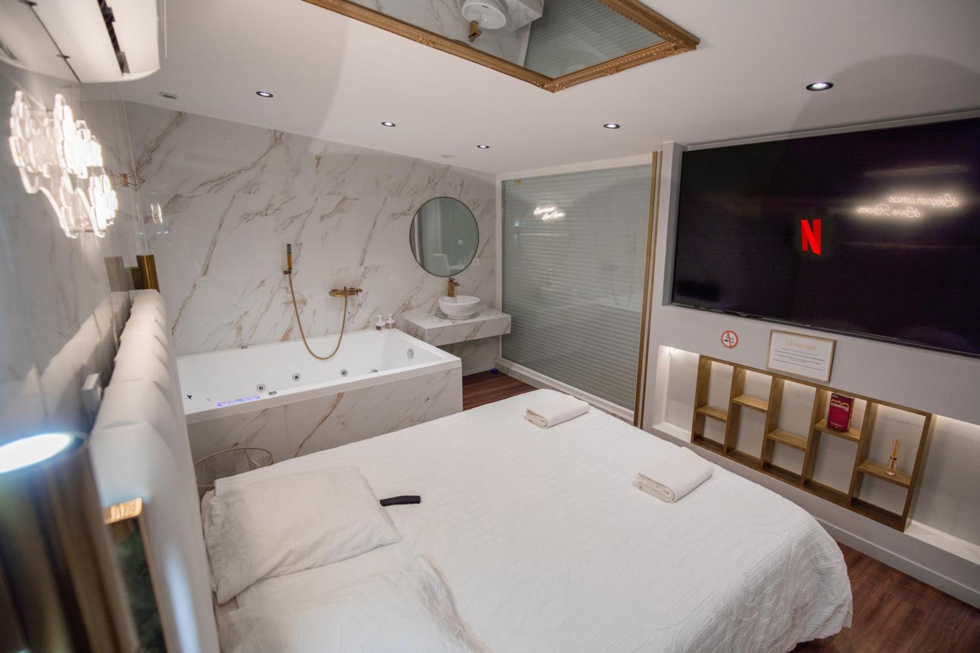 L'Experience Love Room Saint-Jean-Bonnefonds Exterior photo
