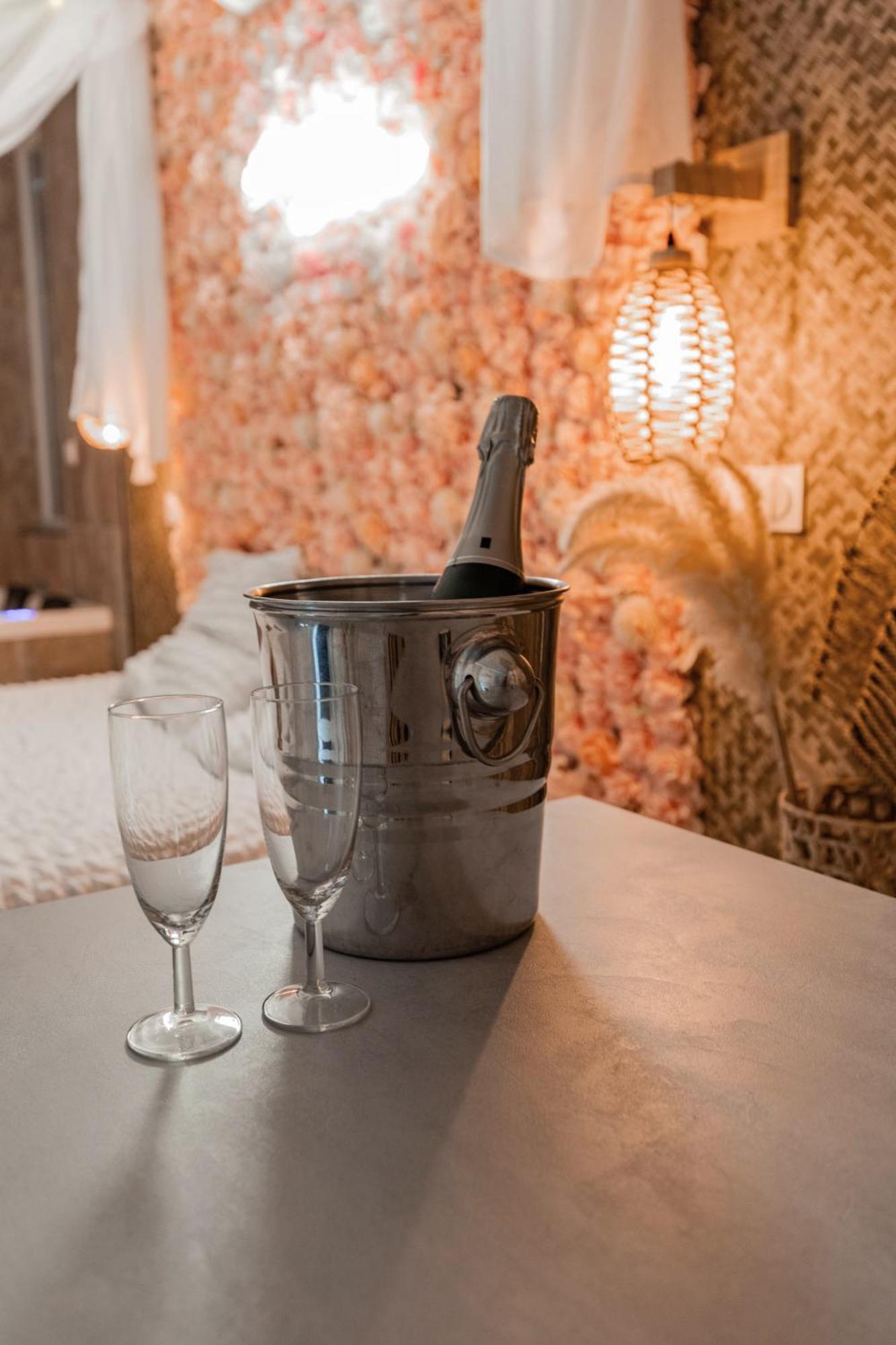L'Experience Love Room Saint-Jean-Bonnefonds Exterior photo