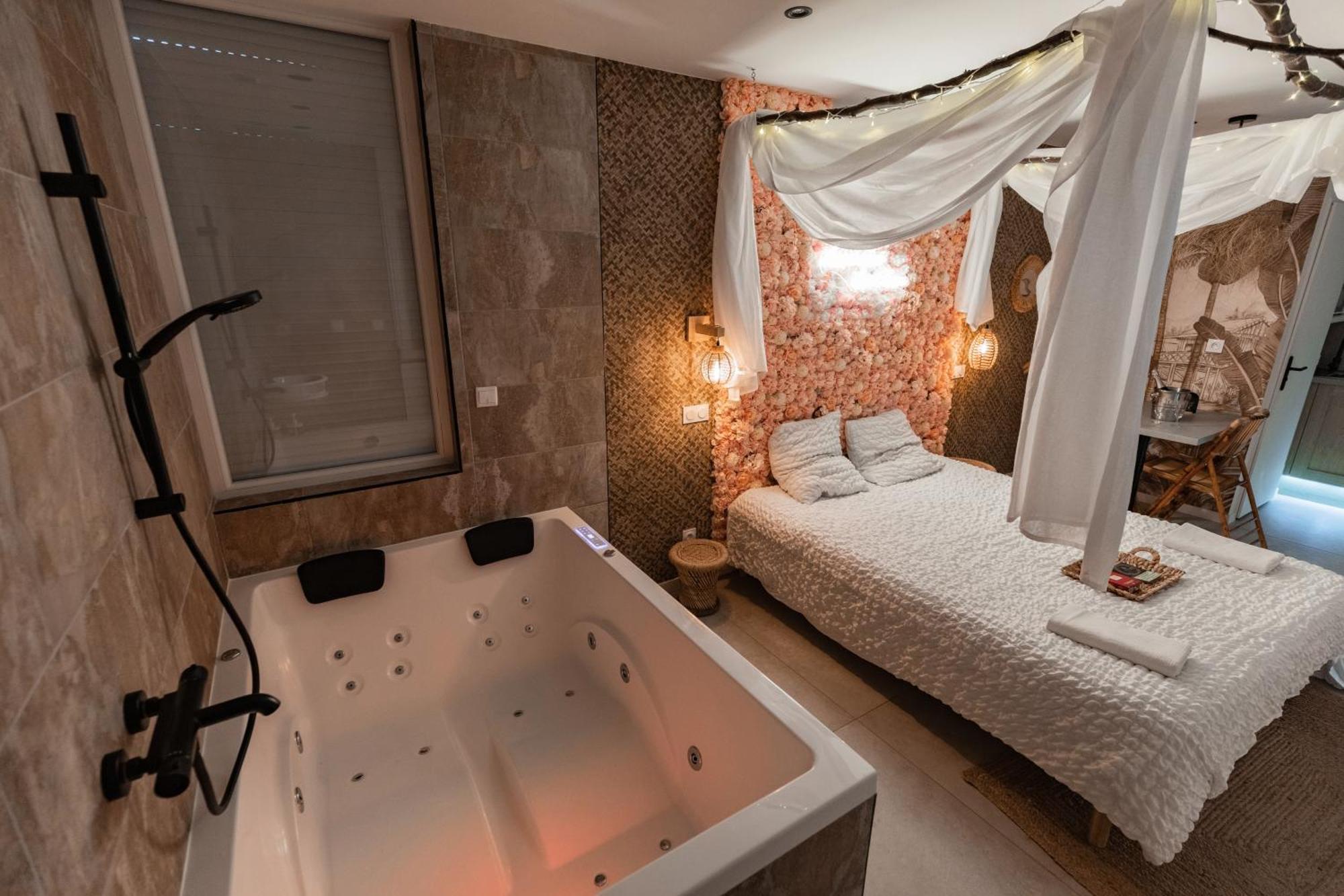 L'Experience Love Room Saint-Jean-Bonnefonds Exterior photo